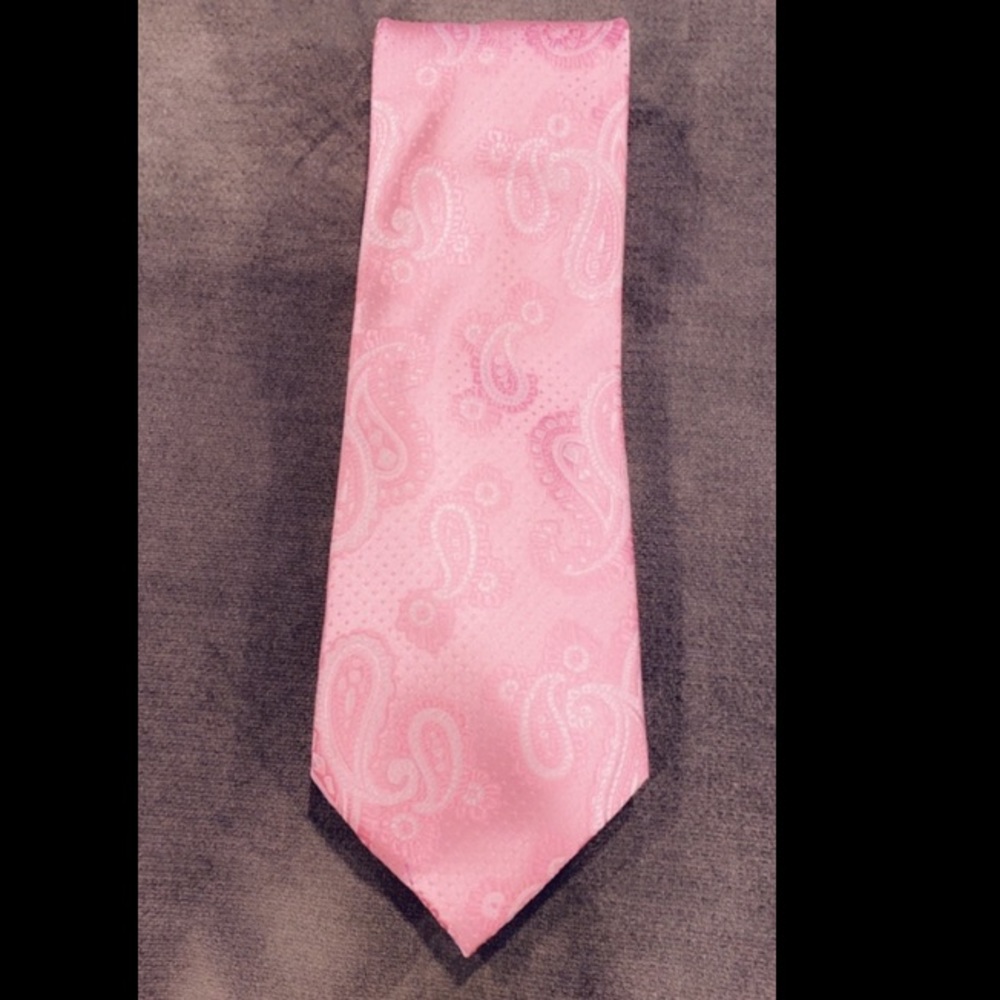 Pointe Men’s silk tie.